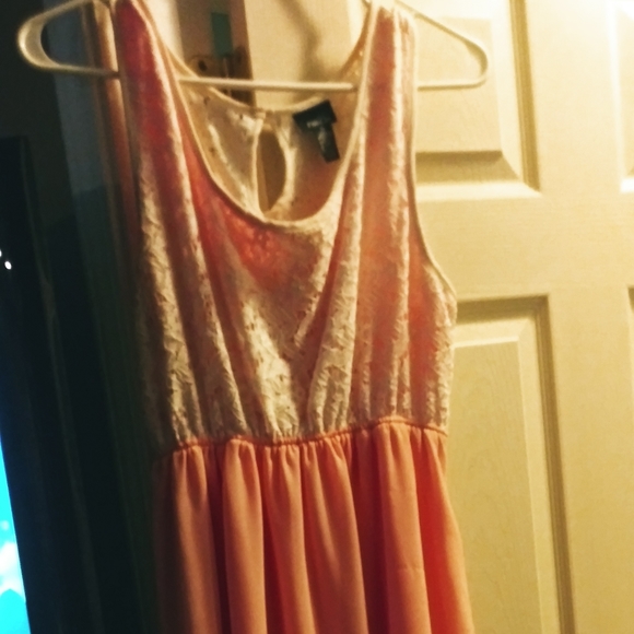 Dresses - Picture 4 of 5